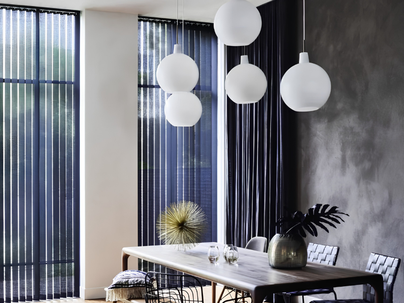 Donkerblauwe verticale lamellen in eetkamer