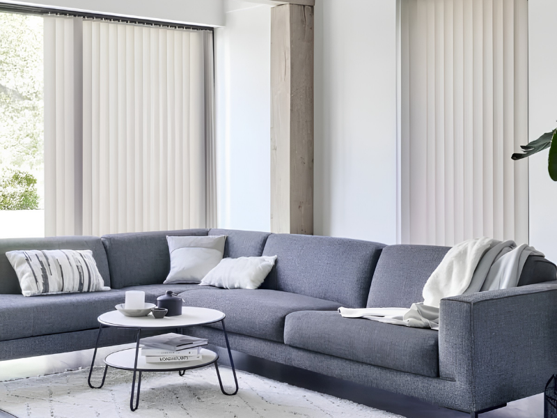 Taupekleurige verticale lamellen in woonkamer
