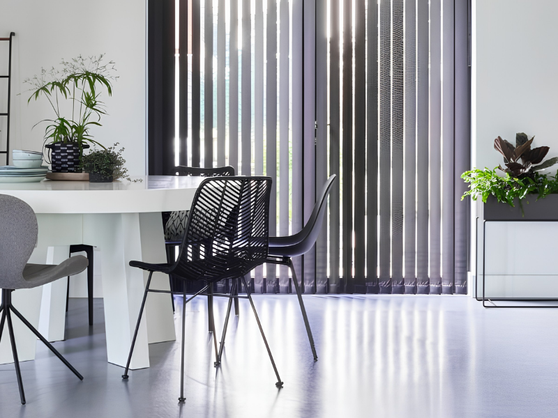 Donkere verticale lamellen in moderne eetkamer
