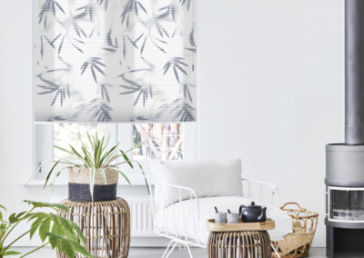 Bece Duette shades met botanische print in woonkamer