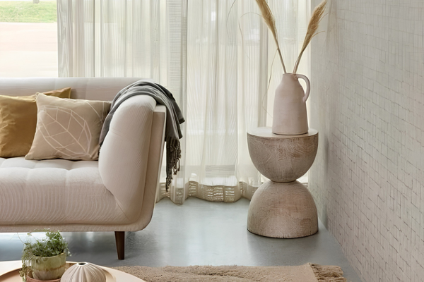 Beige vitrage Almalfi van Eiffinger met subtiel dessin in zithoek