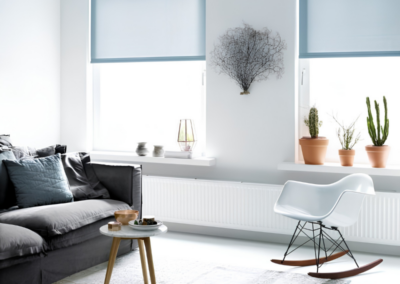 Lichtblauw rolgordijn in woonkamer