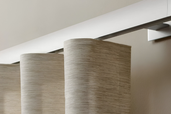 Minimalistische design gordijnrail voor vitrage aan plafond