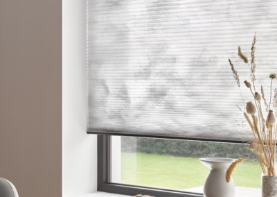Elektrische Luxaflex Duette shades in lichte eetkamer