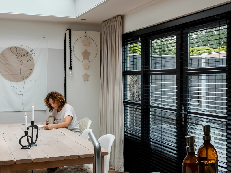 Elektrisch bedienbare Luxaflex raamdecoratie