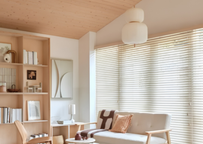 Elektrisch Luxaflex vouwgordijn in lichte woonkamer