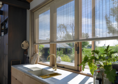 Lichtdoorlatende geweven houten raamdecoratie in keuken