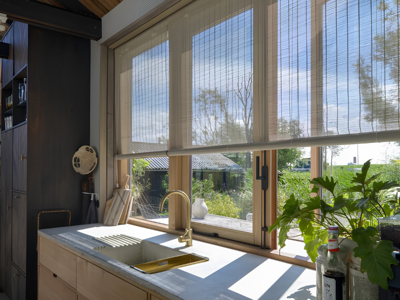 Lichtdoorlatende geweven houten raamdecoratie in keuken