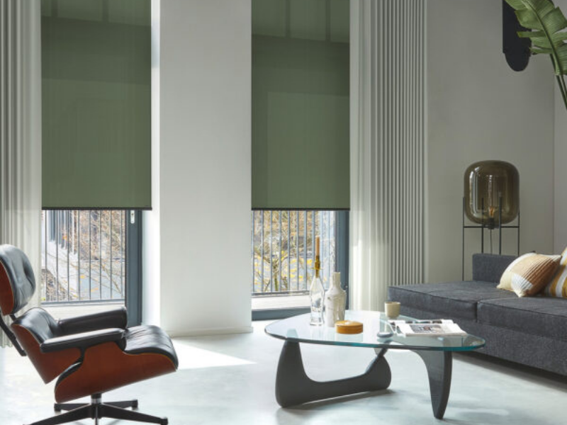 Groene rolgordijnen in moderne woonkamer