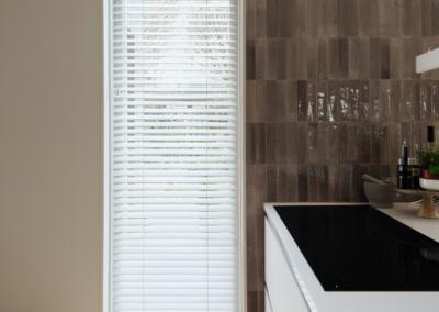 Houten horizontale jaloezieën in woonkamer