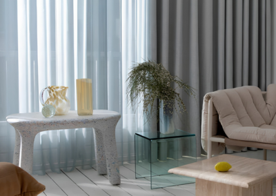 Lichtblauwe vitrage Kendix Tana in moderne woonkamer