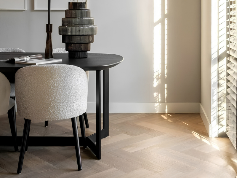 Therdex lichte houtlook visgraat PVC vloer in eetkamer