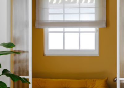 Licht linnen vouwgordijn in logeerkamer