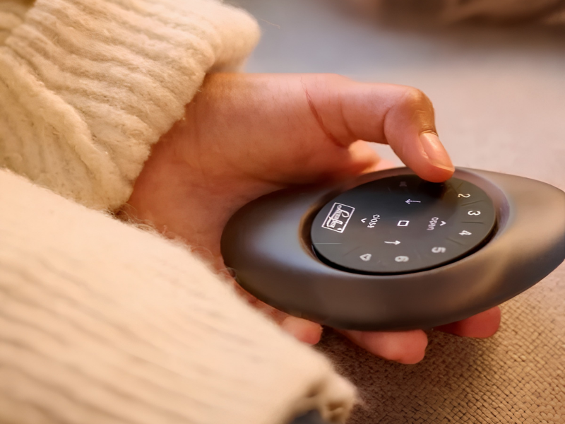 Luxaflex® Pebble® afstandsbediening voor elektrische raamdecoratie
