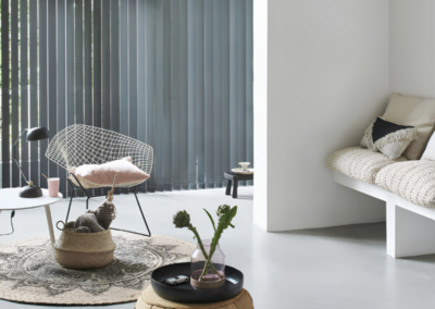 Donkergrijze Luxaflex PET verticale lamellen