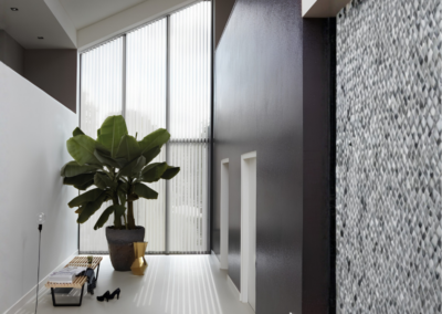 Verticale Luxaflex jaloezieën bij hoge ramen
