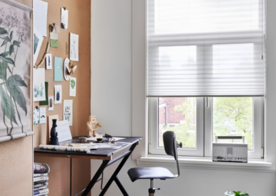 Wit plisségordijn in moderne werkkamer