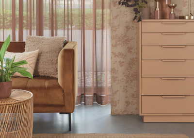 Roodkleurige vitrage Glow van Eiffinger in warme woonkamer