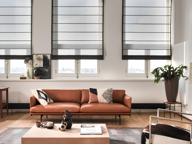 Beige vouwgordijnen in moderne woonkamer