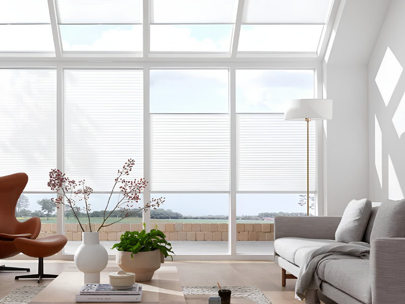 Witte Sunway plisségordijnen in lichte woonkamer