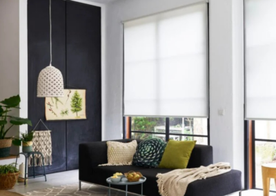 Witte rolgordijnen in moderne woonkamer