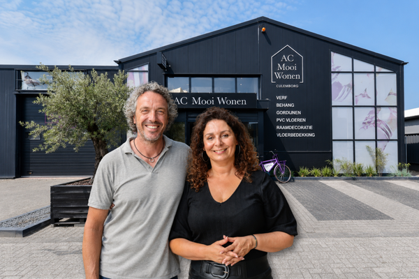 Richard en Nadia voor de showroom van AC Mooi Wonen in Culemborg