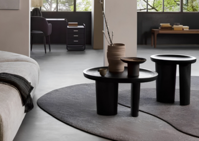 Donker organisch DESSO Canvas Weave vloerkleed onder zwarte tafels