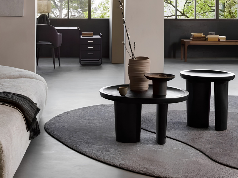 Donker organisch DESSO Canvas Weave vloerkleed onder zwarte tafels