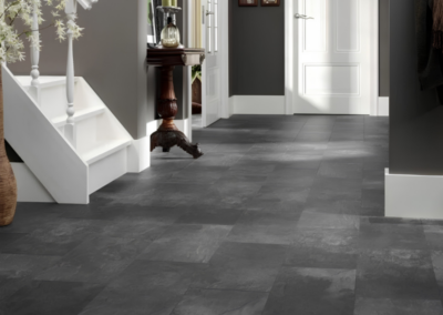 Donker houtlook laminaat in lichte eetkamer met houten tafel
