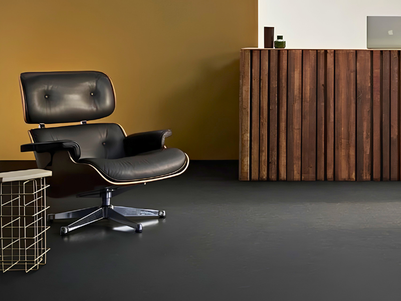 Donkere Forbo Marmoleum Slate vloer in kantoor met designstoel