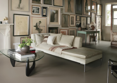 Forbo Marmoleum Solid Silt vloer in woonkamer met kunstwand