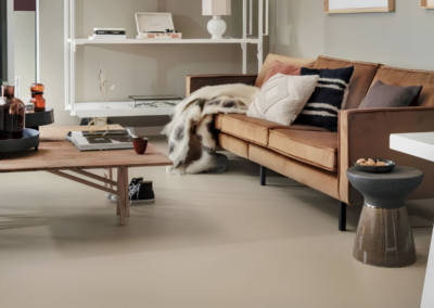 Naturel Forbo Marmoleum vloer in woonkamer met cognac bank