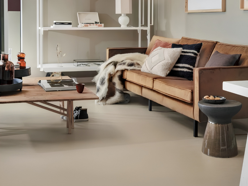 Naturel Forbo Marmoleum vloer in woonkamer met cognac bank