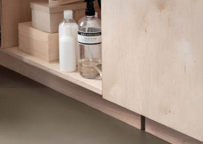 Close-up van Forbo Marmoleum vloer bij houten kast in waskamer