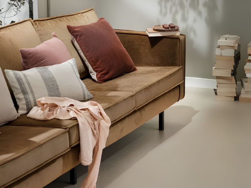 Forbo Marmoleum vloer in warme woonkamer met cognackleurige bank