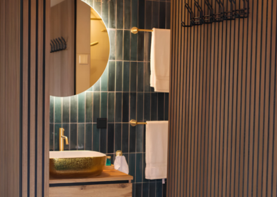 Houten wandpanelen als stijlvolle afscheiding bij moderne badkamer - AC Mooi Wonen Culemborg