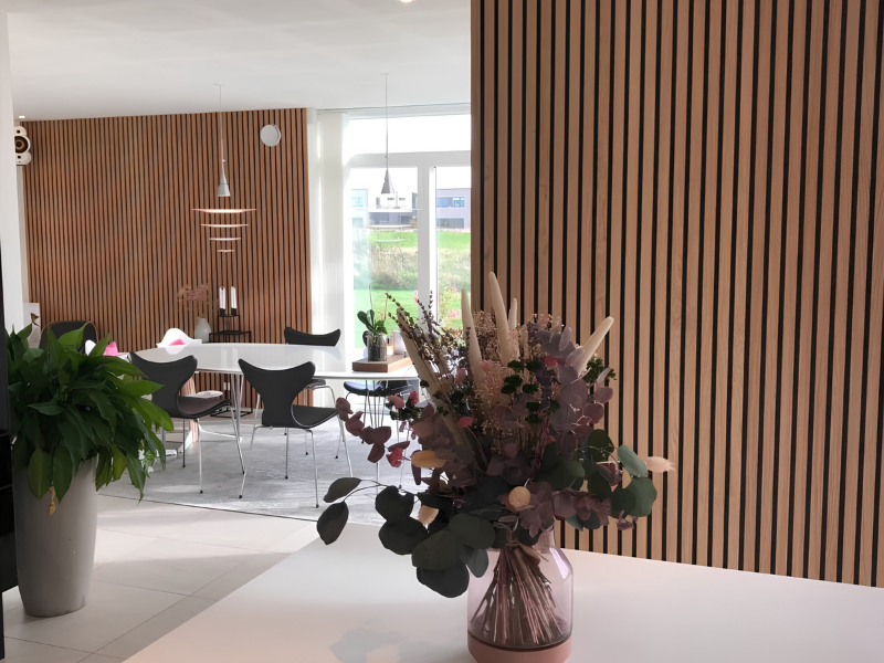 I-Wood houten wandpanelen woonkamer achter bank - AC Mooi Wonen Culemborg