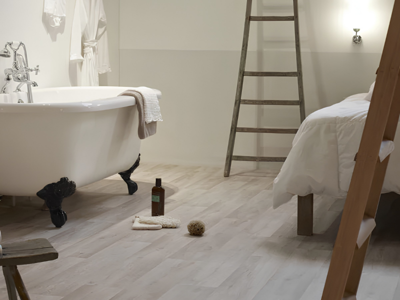 Lichte Interfloor Dynamic Wood vinyl vloer bij vrijstaand bad en bed