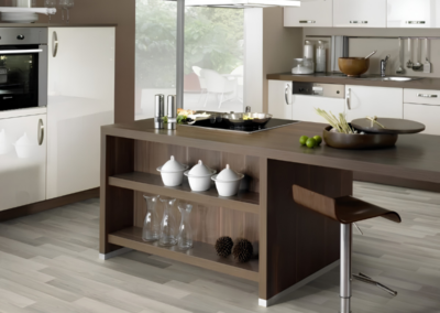 Licht eiken laminaat in keuken met zachte naturel tinten