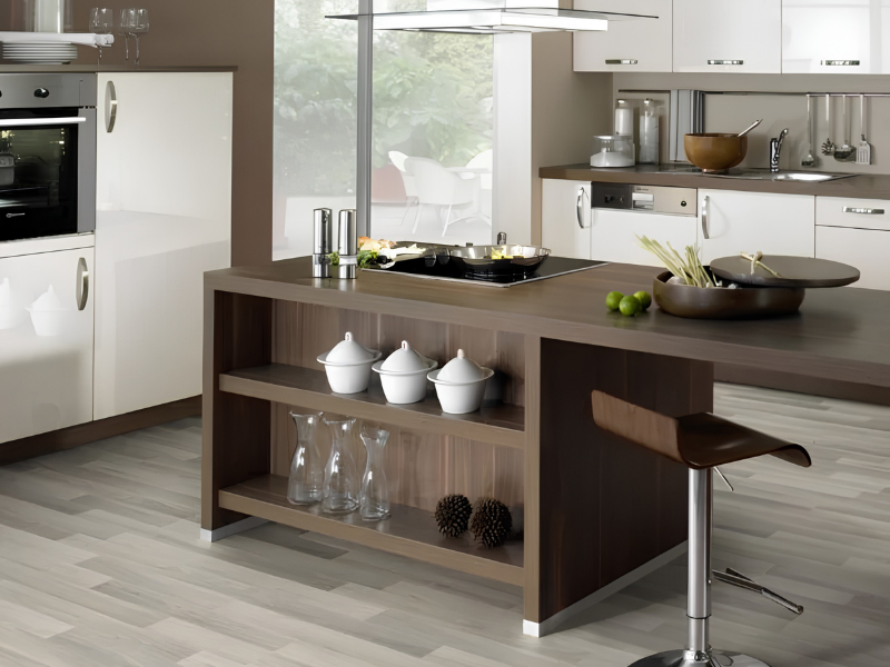 Licht eiken laminaat in keuken met zachte naturel tinten