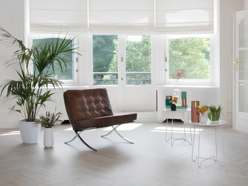 Lichtgrijs laminaat in moderne zitkamer