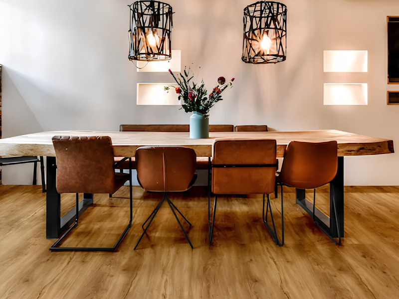 Natural Life Adlerhorn vloer in warme eetkamer met houten tafel