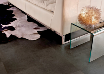Zwarte Natural Life steenlook vloer in moderne woonkamer