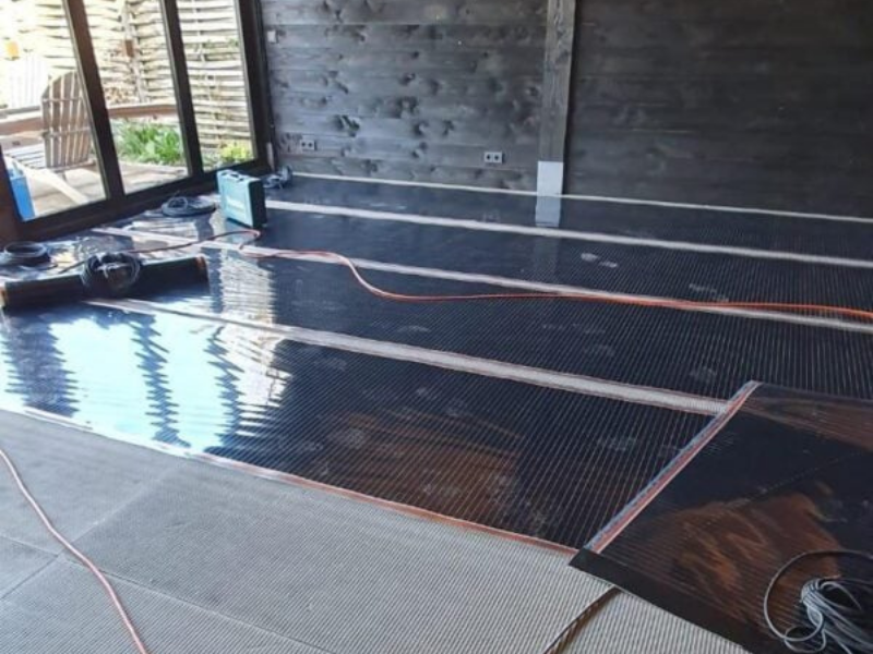 Vloerverwarming in aanleg voor nieuwe vloer en plintafwerking