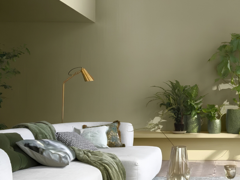 Groene Flexa muurverf in woonkamer met lichte bank