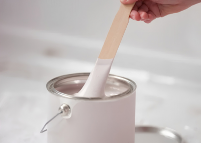 Flexa Sweet Embrace binnenverf wordt geroerd in verfblik