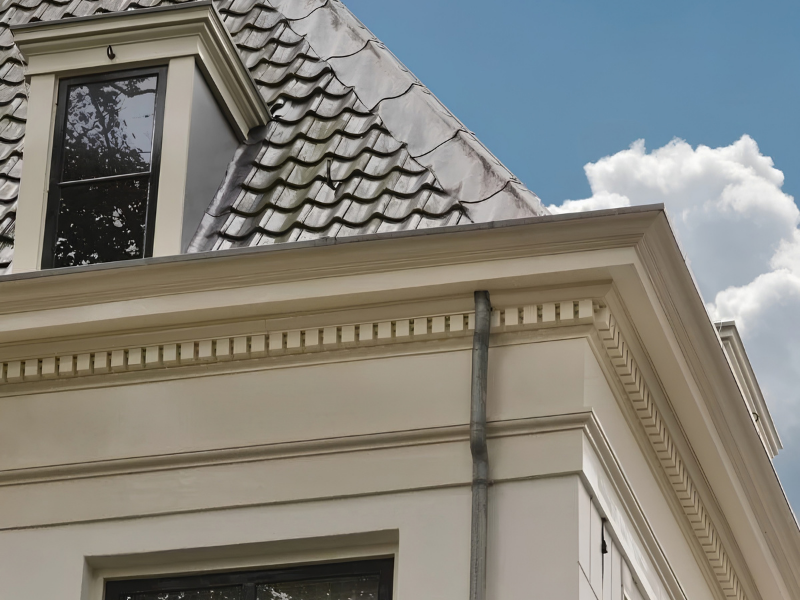 Woning met geschilderde geveldetails, dakrand en kozijnen
