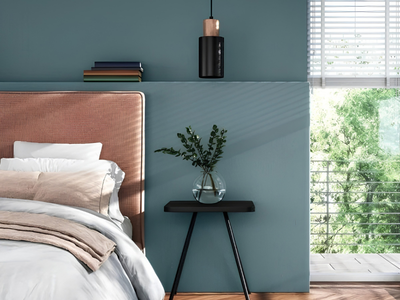 Blauwgroene muur met Sigma binnenverf in slaapkamer