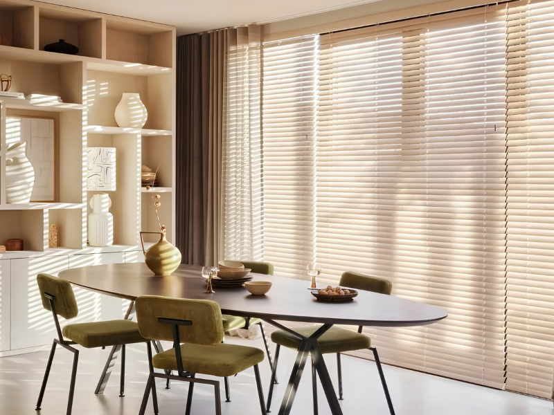 Thuisin Excellent muurverf met raamdecoratie in eethoek - AC Mooi Wonen Culemborg Lichte muurverf en raamdecoratie in zonnige eethoek